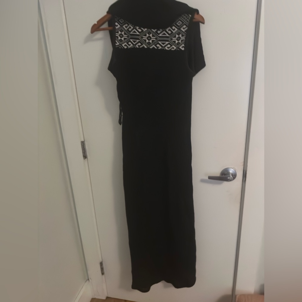 Elegant Black Sleeveless Dress with Geometric Pattern
